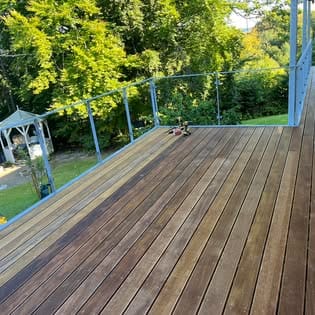 Færdigt udeareal efter tømrerprojekt udført af Midtgaard Byg i Randers