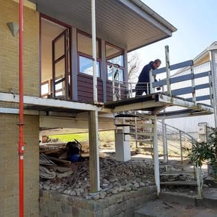 Tømrer fra Midtgaard Byg udfører professionelt tømrerarbejde i Randers